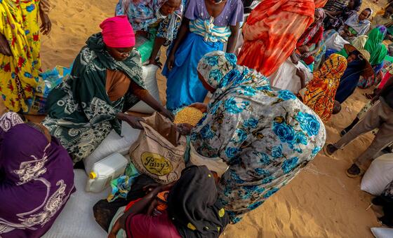 Распределение продовольственной помощи в городе Адре, Чад.